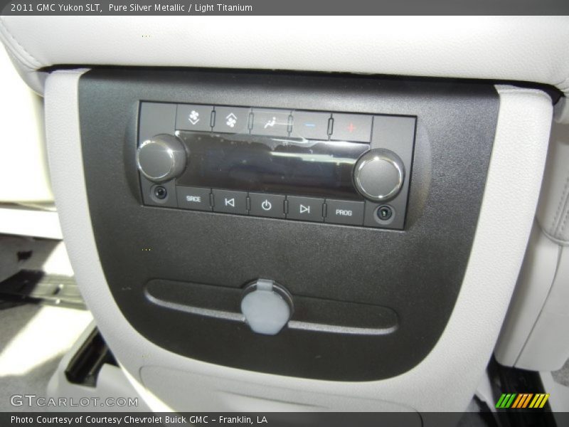 Pure Silver Metallic / Light Titanium 2011 GMC Yukon SLT