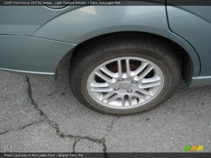 Light Tundra Metallic / Dark Flint/Light Flint 2005 Ford Focus ZX4 SE Sedan