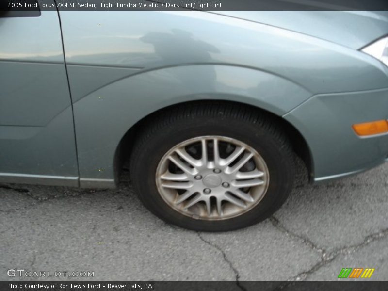 Light Tundra Metallic / Dark Flint/Light Flint 2005 Ford Focus ZX4 SE Sedan