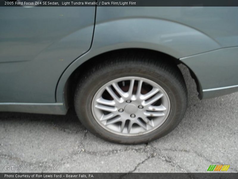 Light Tundra Metallic / Dark Flint/Light Flint 2005 Ford Focus ZX4 SE Sedan