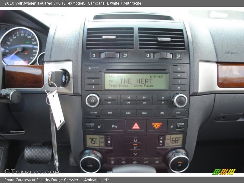 Campanella White / Anthracite 2010 Volkswagen Touareg VR6 FSI 4XMotion