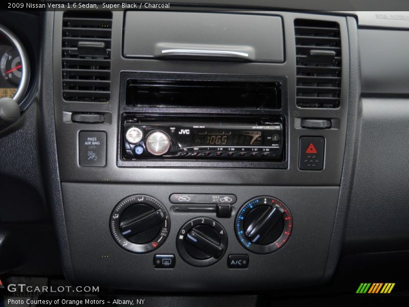 Super Black / Charcoal 2009 Nissan Versa 1.6 Sedan