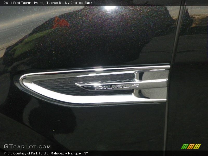 Tuxedo Black / Charcoal Black 2011 Ford Taurus Limited