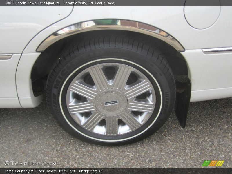 Ceramic White Tri-Coat / Dove 2005 Lincoln Town Car Signature