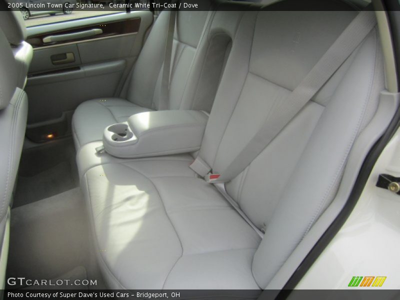 Ceramic White Tri-Coat / Dove 2005 Lincoln Town Car Signature