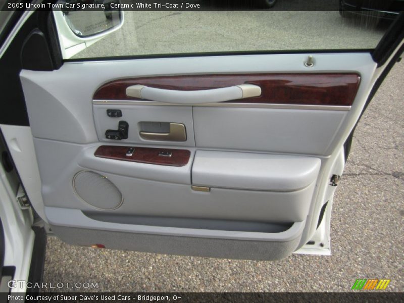 Ceramic White Tri-Coat / Dove 2005 Lincoln Town Car Signature