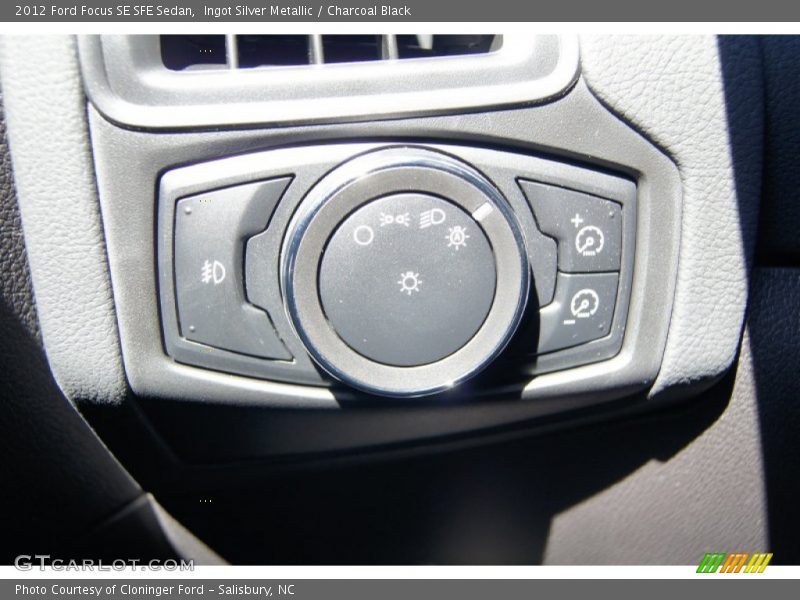 Ingot Silver Metallic / Charcoal Black 2012 Ford Focus SE SFE Sedan