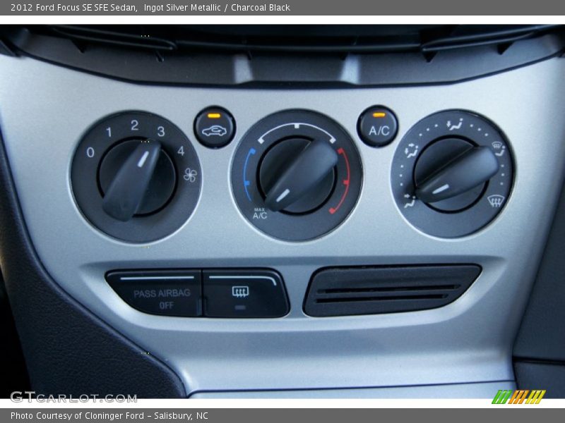 Ingot Silver Metallic / Charcoal Black 2012 Ford Focus SE SFE Sedan