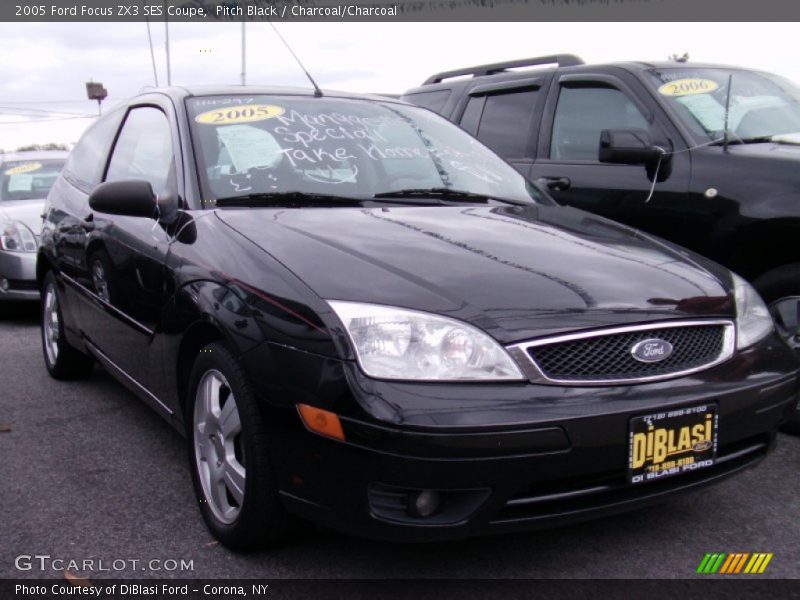 Pitch Black / Charcoal/Charcoal 2005 Ford Focus ZX3 SES Coupe