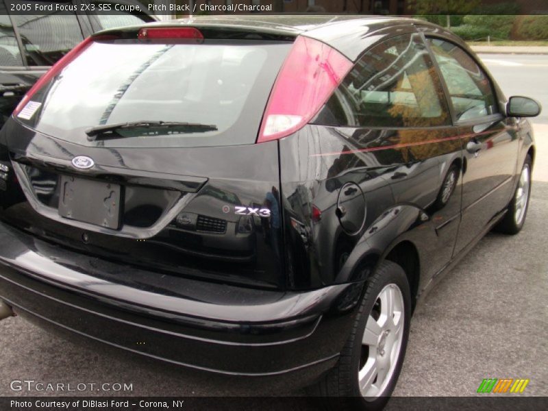 Pitch Black / Charcoal/Charcoal 2005 Ford Focus ZX3 SES Coupe