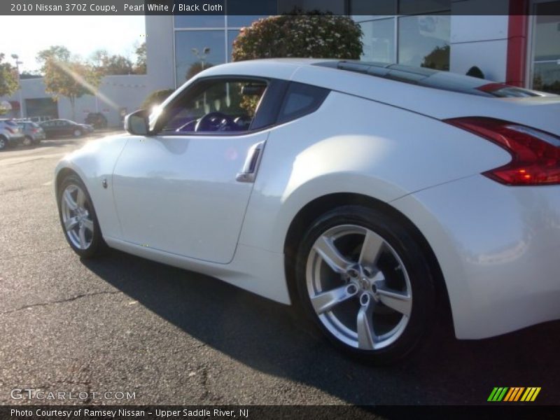 Pearl White / Black Cloth 2010 Nissan 370Z Coupe
