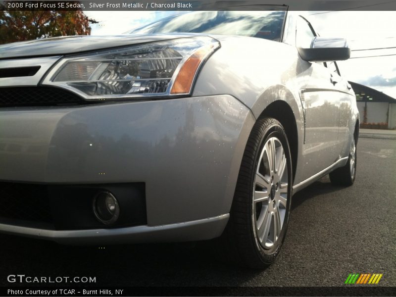 Silver Frost Metallic / Charcoal Black 2008 Ford Focus SE Sedan