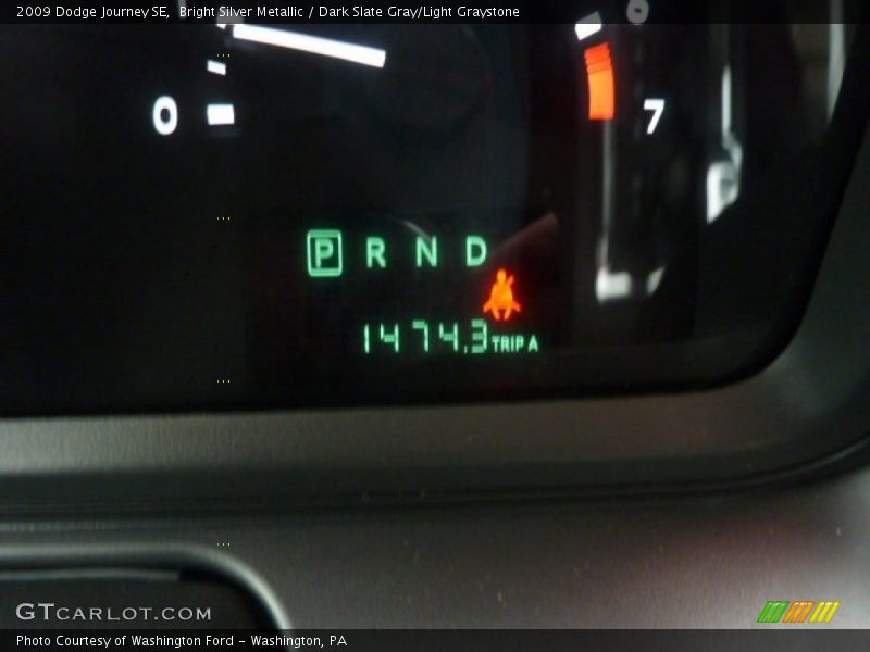 Bright Silver Metallic / Dark Slate Gray/Light Graystone 2009 Dodge Journey SE