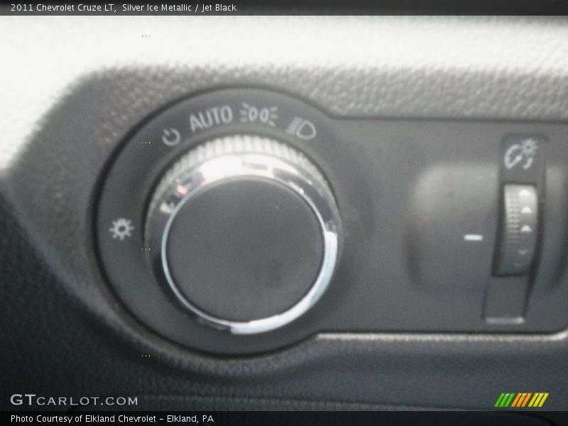 Silver Ice Metallic / Jet Black 2011 Chevrolet Cruze LT
