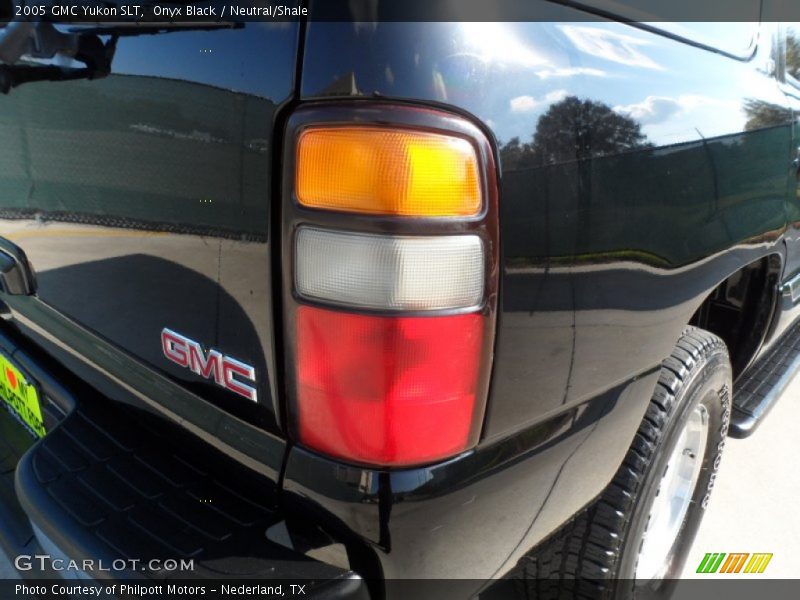 Onyx Black / Neutral/Shale 2005 GMC Yukon SLT