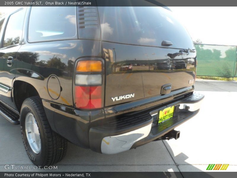 Onyx Black / Neutral/Shale 2005 GMC Yukon SLT