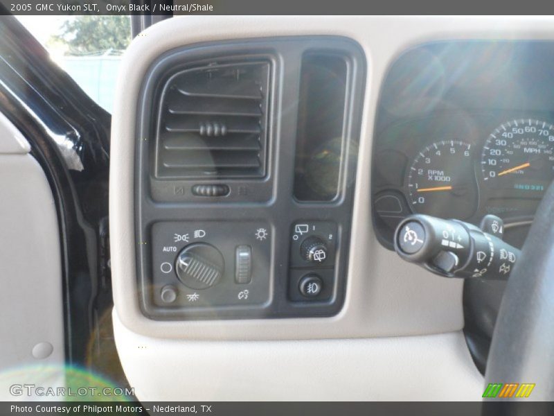 Onyx Black / Neutral/Shale 2005 GMC Yukon SLT