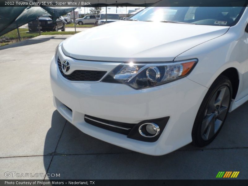 Super White / Black 2012 Toyota Camry SE V6