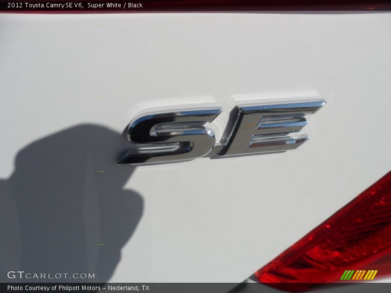 Super White / Black 2012 Toyota Camry SE V6