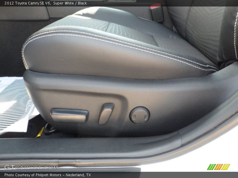 Super White / Black 2012 Toyota Camry SE V6