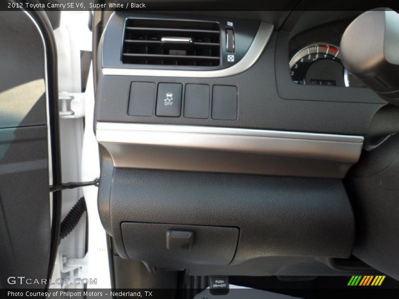 Super White / Black 2012 Toyota Camry SE V6