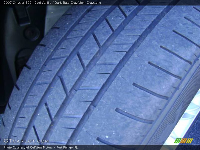 Cool Vanilla / Dark Slate Gray/Light Graystone 2007 Chrysler 300