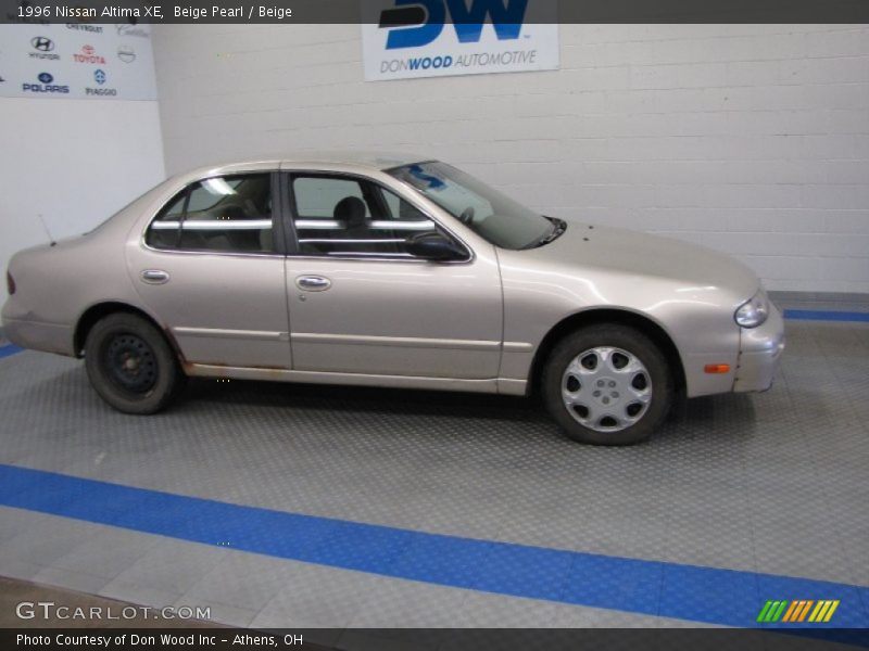 Beige Pearl / Beige 1996 Nissan Altima XE