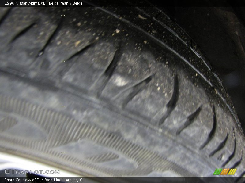 Beige Pearl / Beige 1996 Nissan Altima XE