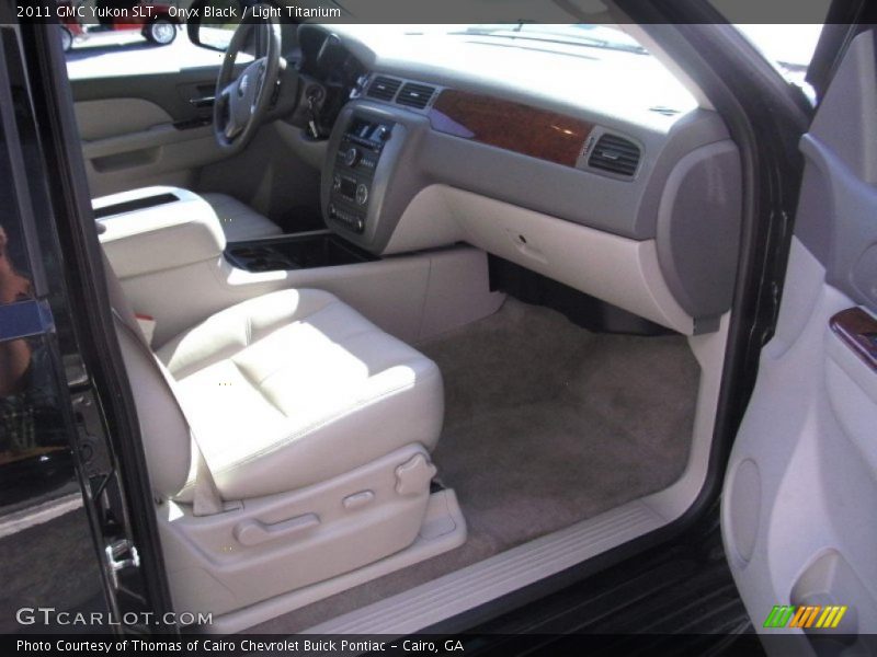 Onyx Black / Light Titanium 2011 GMC Yukon SLT