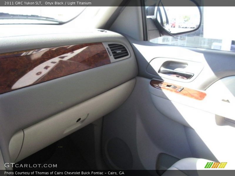 Onyx Black / Light Titanium 2011 GMC Yukon SLT