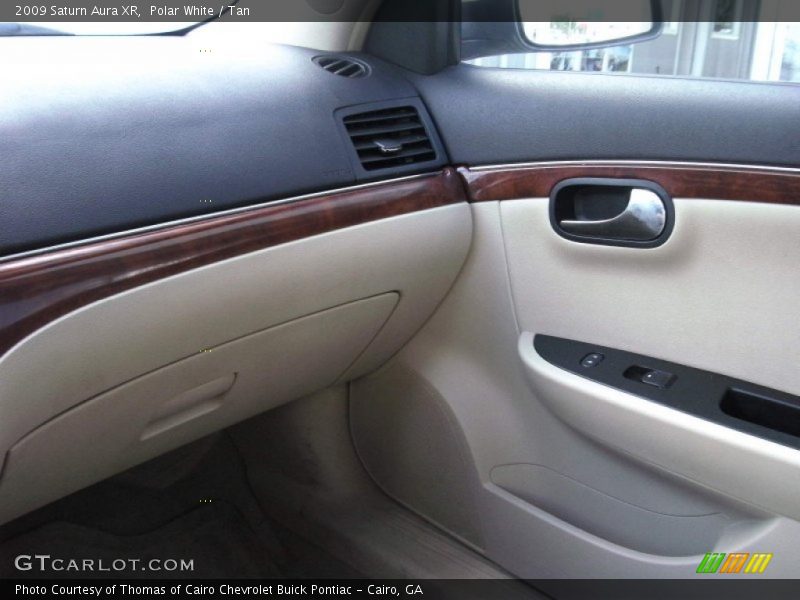 Polar White / Tan 2009 Saturn Aura XR