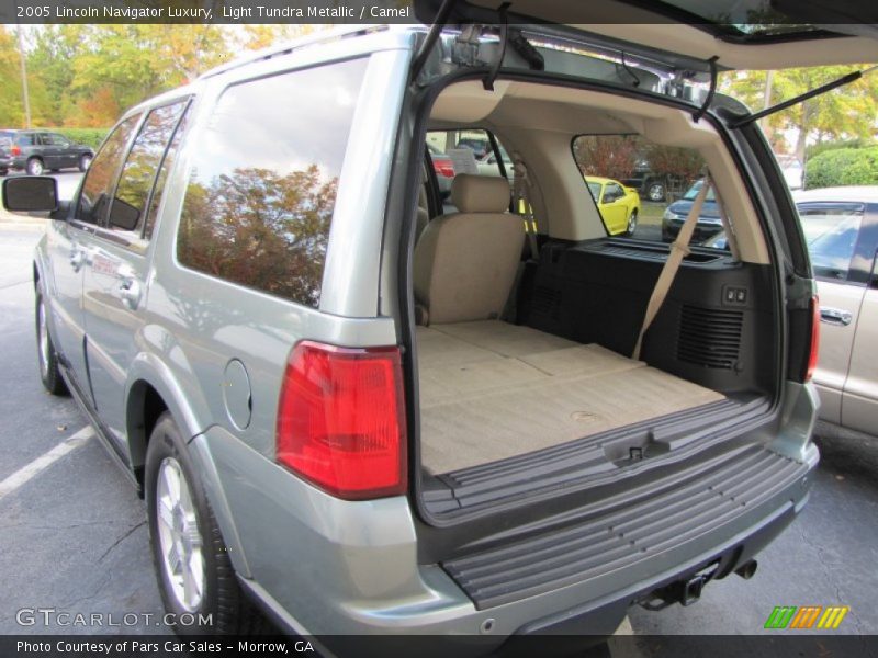  2005 Navigator Luxury Trunk