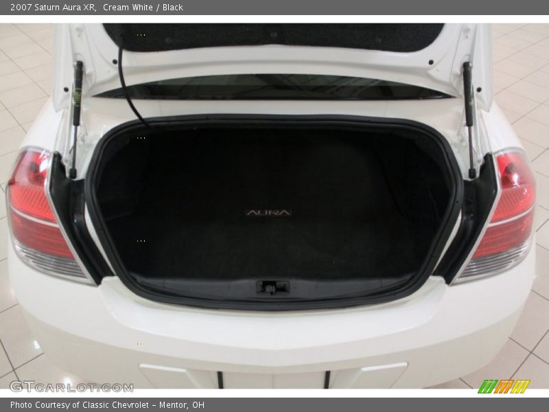 Cream White / Black 2007 Saturn Aura XR