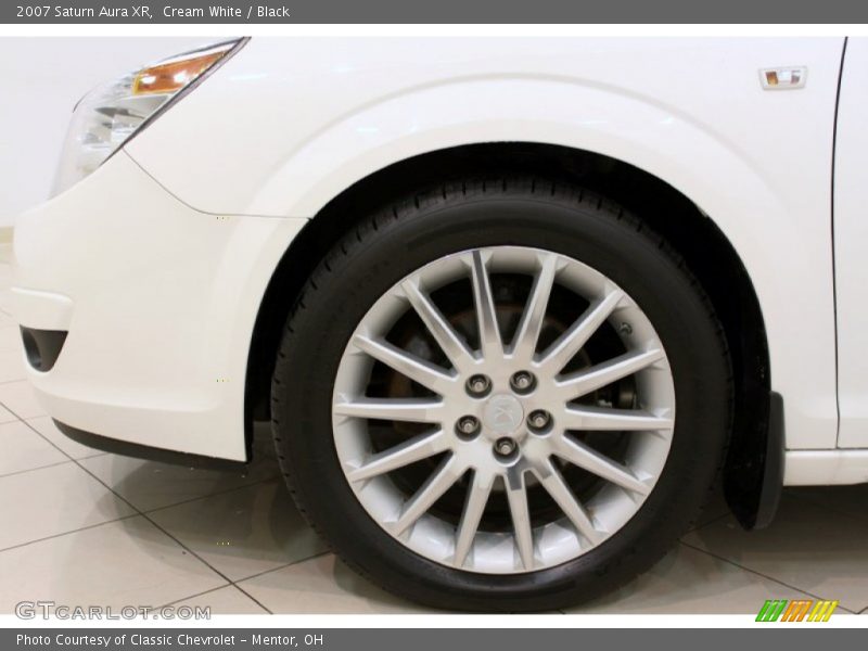Cream White / Black 2007 Saturn Aura XR