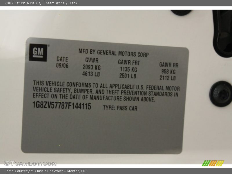 Cream White / Black 2007 Saturn Aura XR