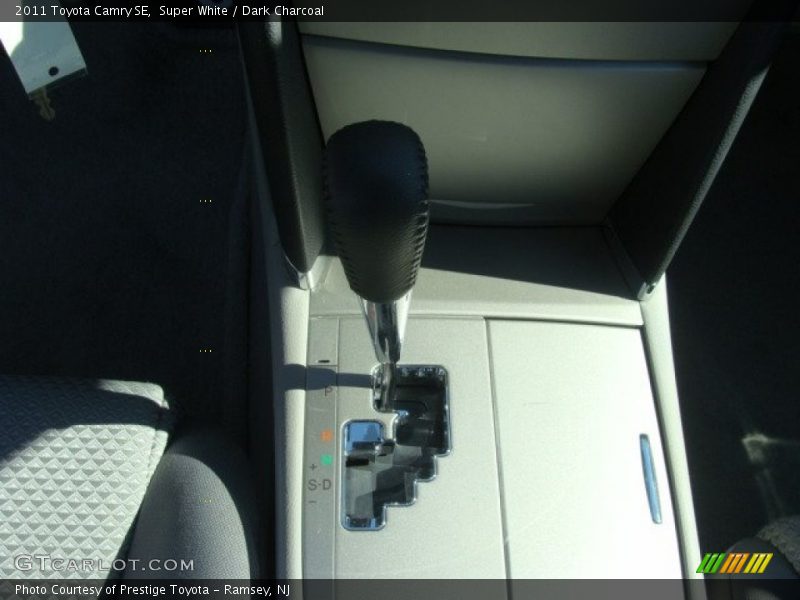 Super White / Dark Charcoal 2011 Toyota Camry SE