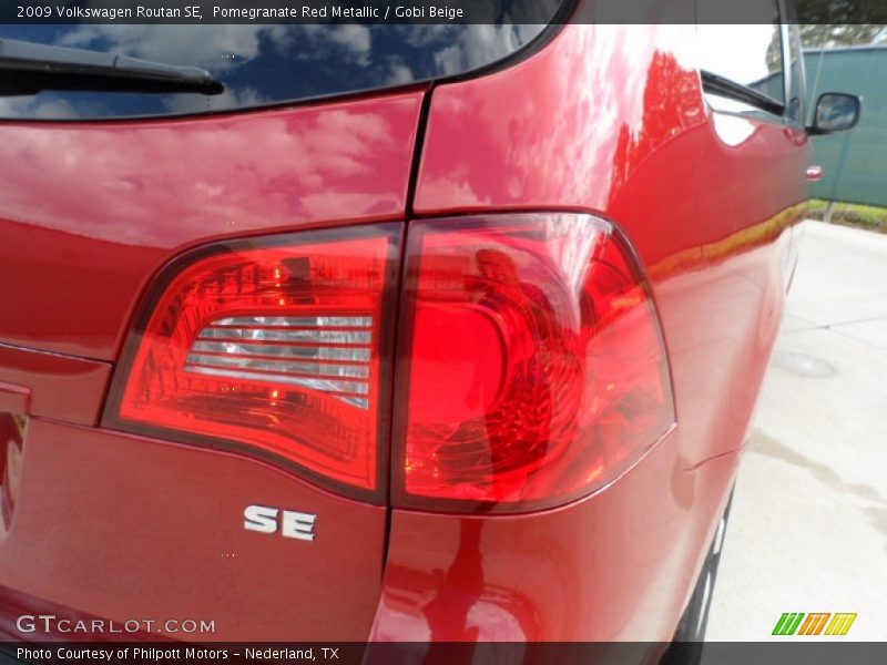 Pomegranate Red Metallic / Gobi Beige 2009 Volkswagen Routan SE