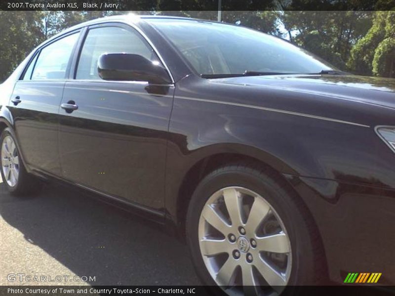 Black / Ivory 2007 Toyota Avalon XLS