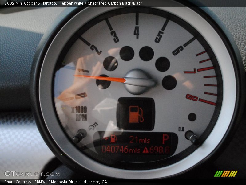 Pepper White / Checkered Carbon Black/Black 2009 Mini Cooper S Hardtop