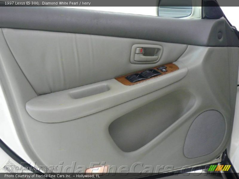 Diamond White Pearl / Ivory 1997 Lexus ES 300