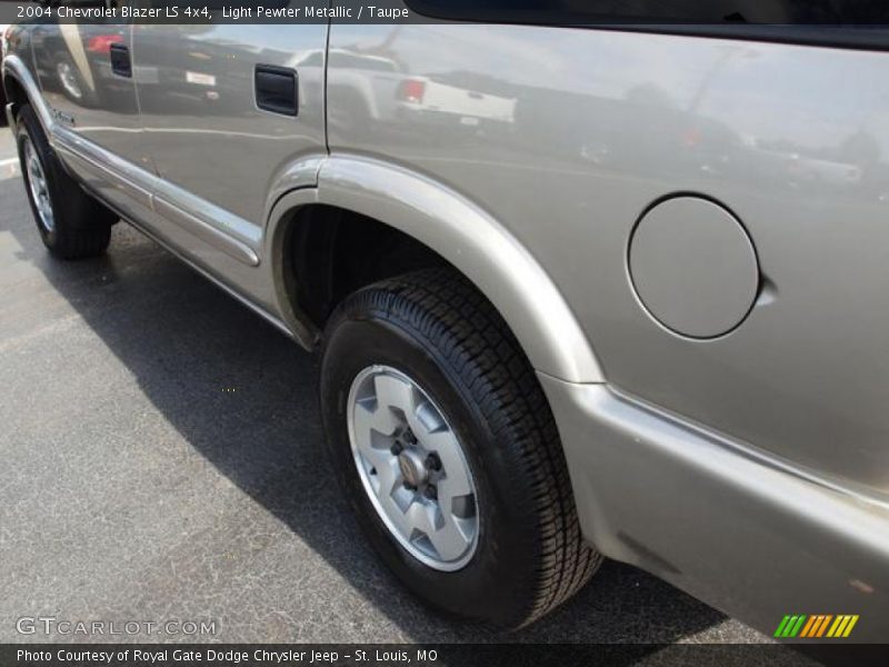 Light Pewter Metallic / Taupe 2004 Chevrolet Blazer LS 4x4