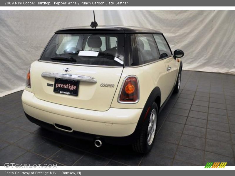 Pepper White / Punch Carbon Black Leather 2009 Mini Cooper Hardtop