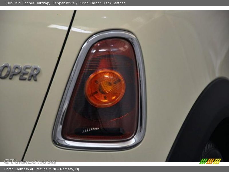 Pepper White / Punch Carbon Black Leather 2009 Mini Cooper Hardtop