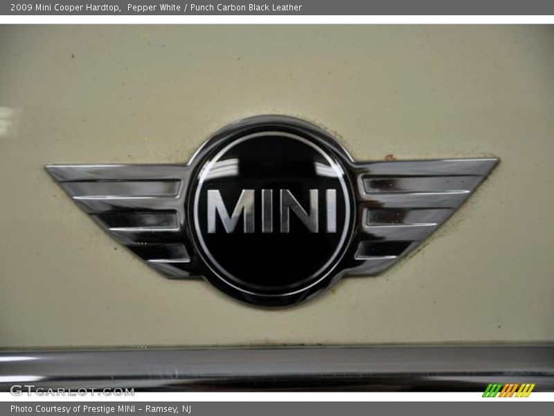 Pepper White / Punch Carbon Black Leather 2009 Mini Cooper Hardtop
