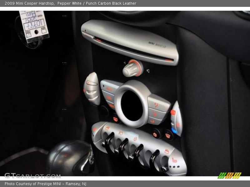 Pepper White / Punch Carbon Black Leather 2009 Mini Cooper Hardtop