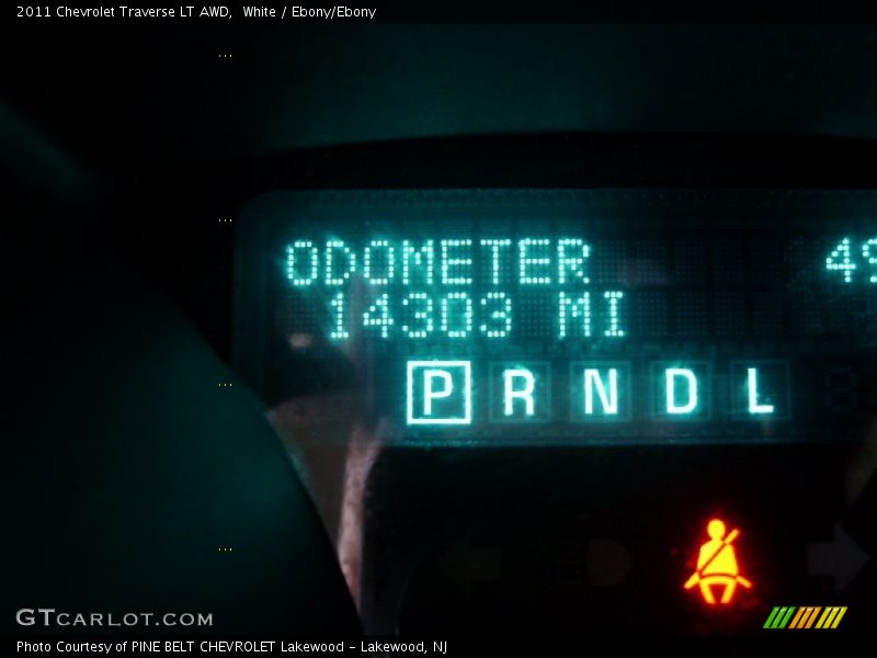 White / Ebony/Ebony 2011 Chevrolet Traverse LT AWD