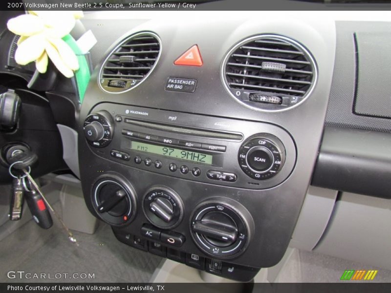 Dashboard of 2007 New Beetle 2.5 Coupe