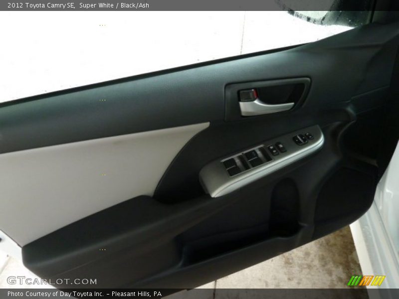 Super White / Black/Ash 2012 Toyota Camry SE