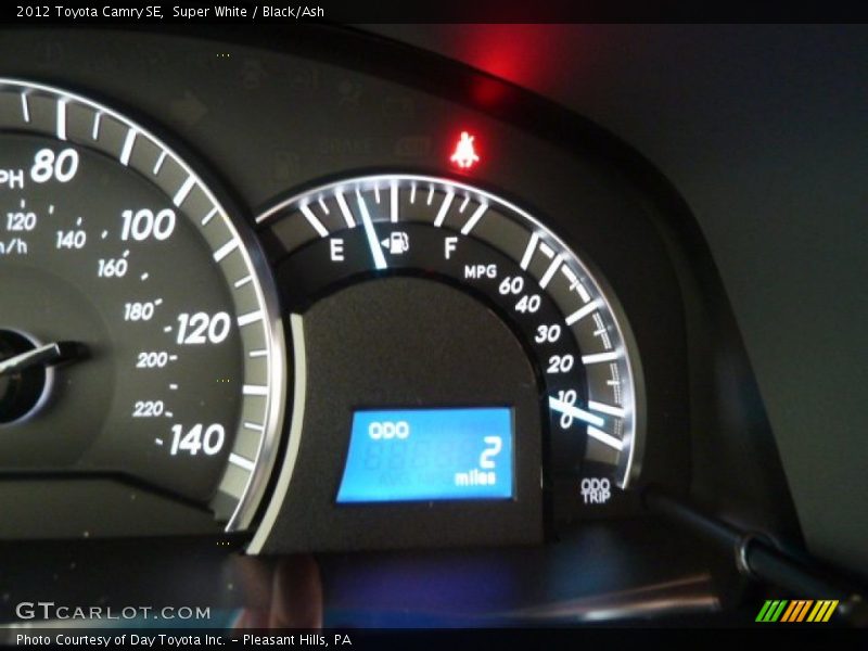 Super White / Black/Ash 2012 Toyota Camry SE