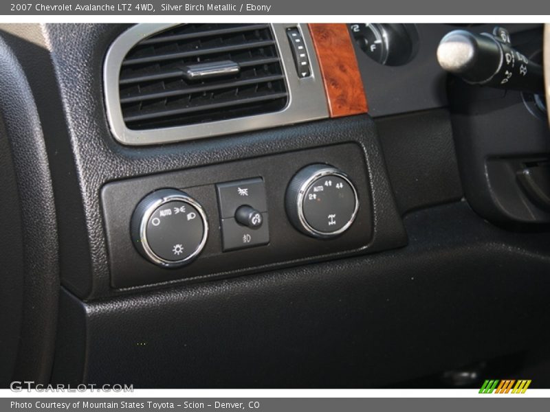 Silver Birch Metallic / Ebony 2007 Chevrolet Avalanche LTZ 4WD
